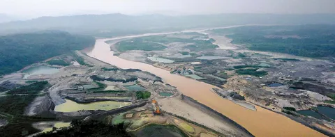 Vista aerea del río Kaka,a orillas del pueblo de Mayaya,donde se observa un afluente de color rojizo producto del lavado de oro por una empresa china./ MANUEL SEOANE
